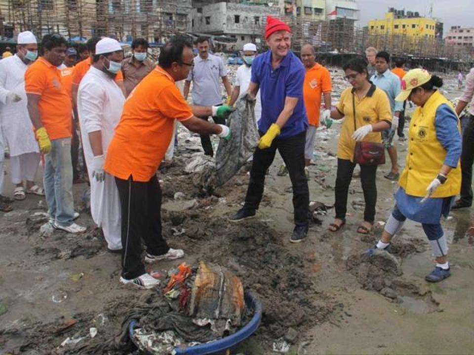 UNEP chief Erik Solheim (in blue) participates in the beach clean-up drive.